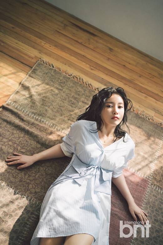 樸昭妍拍攝性感寫真圖片 香肩細腿身姿撩人