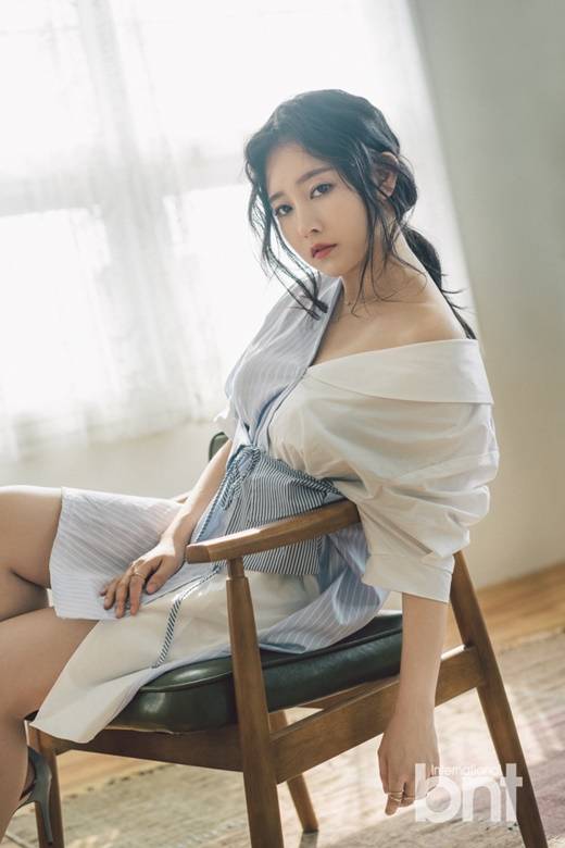 樸昭妍拍攝性感寫(xiě)真圖片 香肩細(xì)腿身姿撩人
