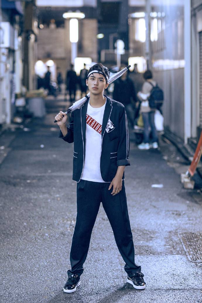 小鮮肉許魏洲時尚畫報 眼神殺奪人心魄直擊少女心