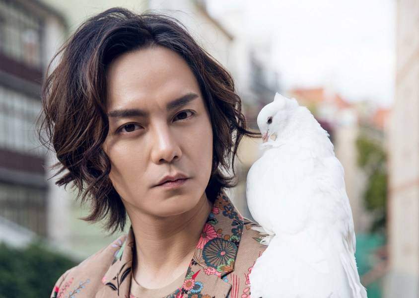 演員尹正時尚寫真曝光 布拉格街拍演繹浪漫風(fēng)情