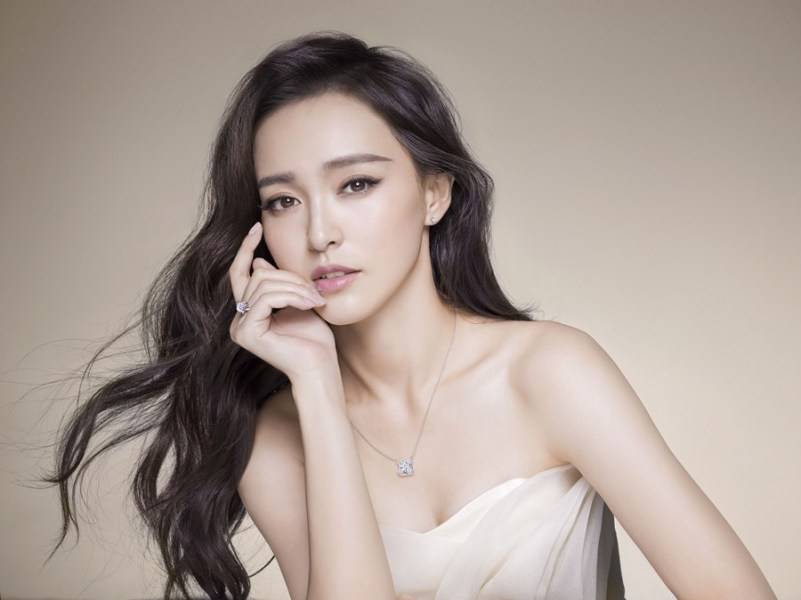 唐嫣寫真顯女王氣場 優(yōu)雅從容自信美麗