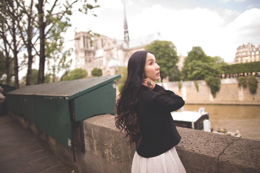 婁藝瀟街拍Look簡單隨性 撩發(fā)微笑燦爛迷人