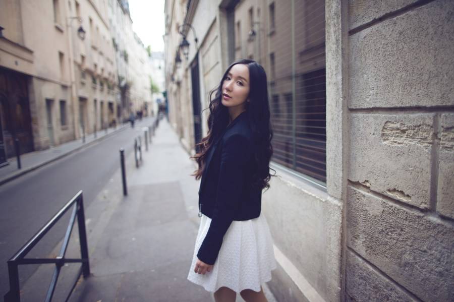 婁藝瀟街拍Look簡單隨性 撩發(fā)微笑燦爛迷人