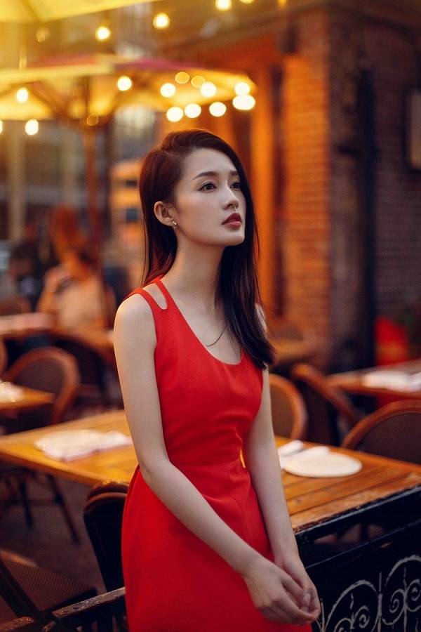 李沁街拍大片曝光 性感優(yōu)雅不失活潑清麗