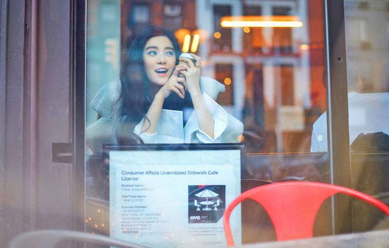 范冰冰早春穿搭街拍 率性自在中性風十足