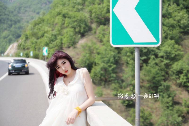 聽一襲紅裙邊打游戲邊跟你掰扯情感法律知識