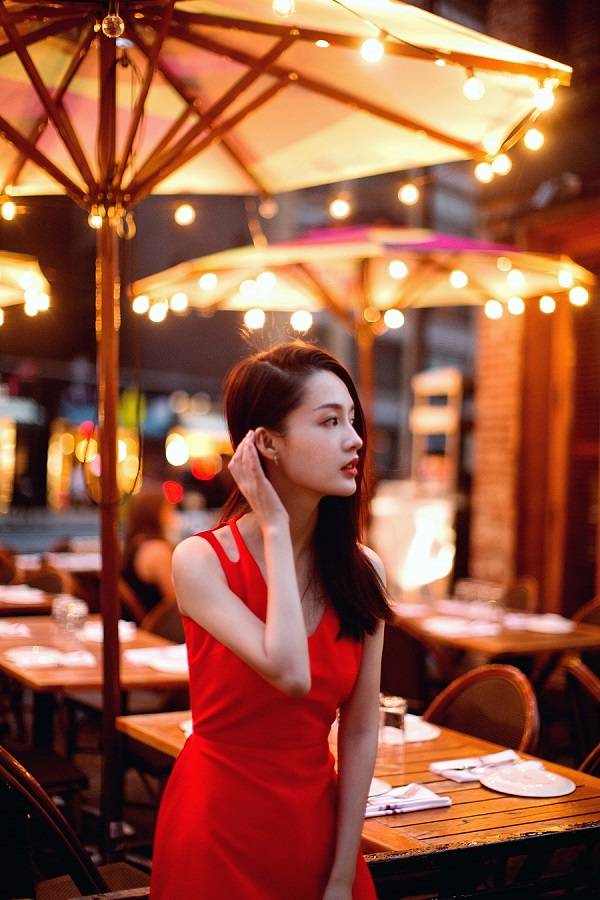 李沁街拍大片曝光 性感優(yōu)雅不失活潑清麗