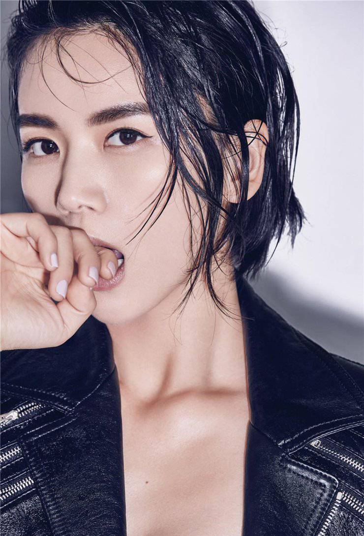 曹曦文黑西裝魅力寫真 真空出鏡性感十足