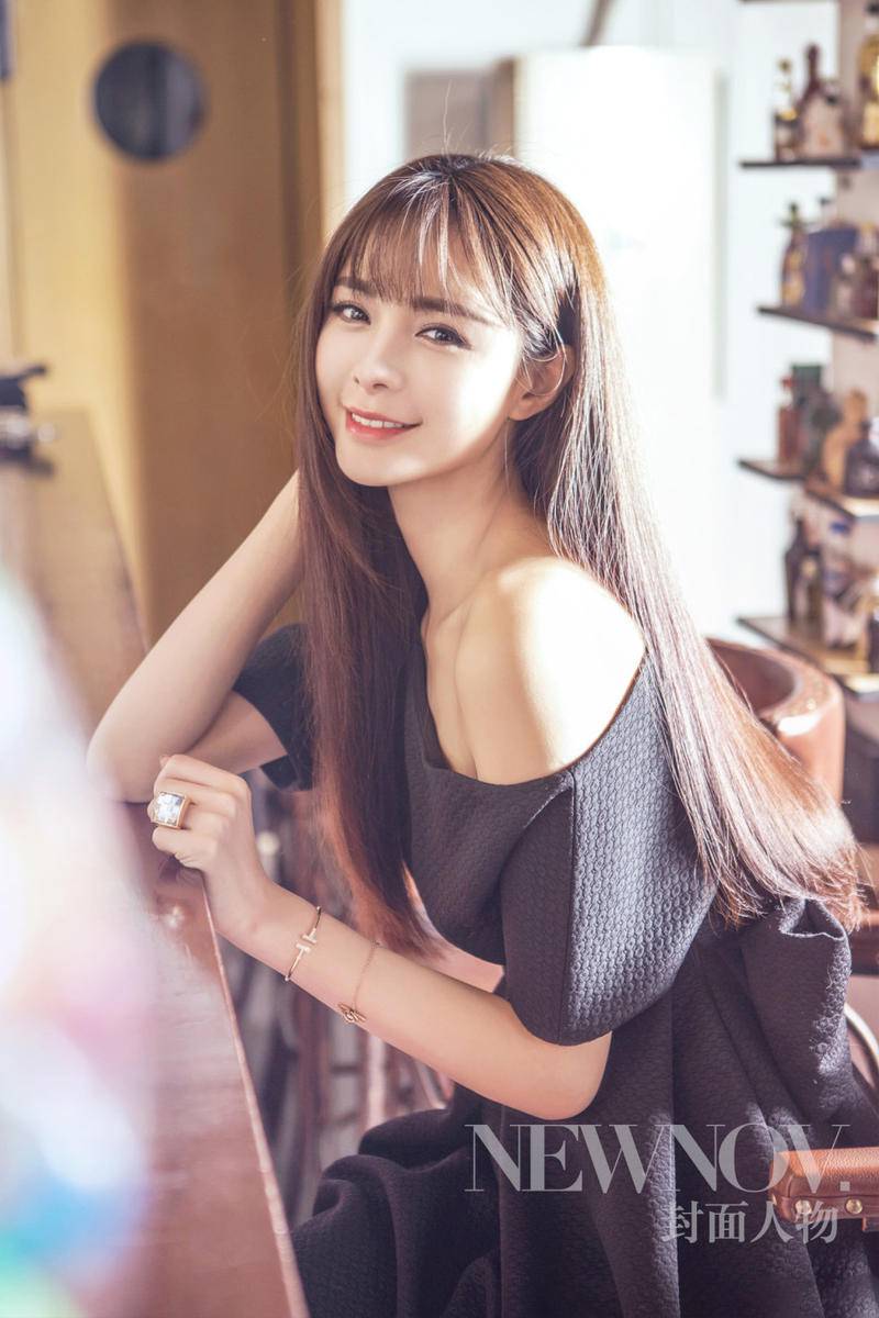 沈夢(mèng)辰夏日寫真文藝范 小露香肩慵懶顯性感