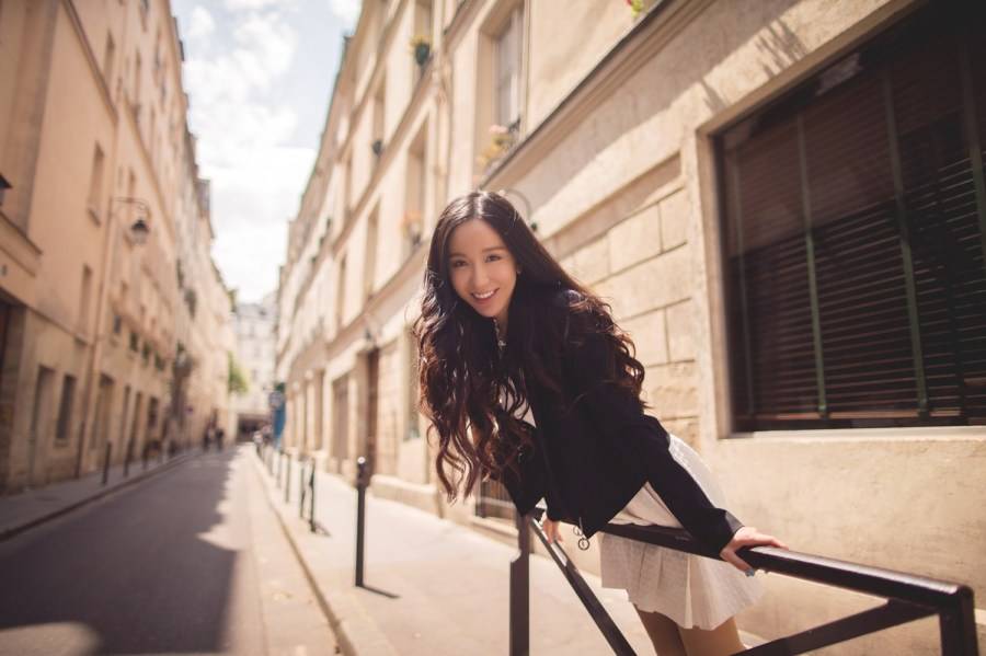 婁藝瀟街拍Look簡單隨性 撩發(fā)微笑燦爛迷人