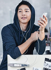 宋仲基最新寫真照曝光 化身愛狗帥氣宅男