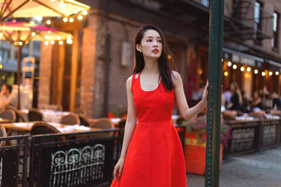 李沁街拍大片曝光 性感優(yōu)雅不失活潑清麗