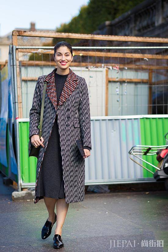 潮流街拍達人教你大衣配裙子這樣穿最時髦