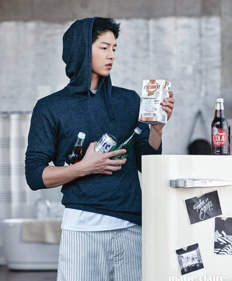 宋仲基最新寫真照曝光 化身愛狗帥氣宅男