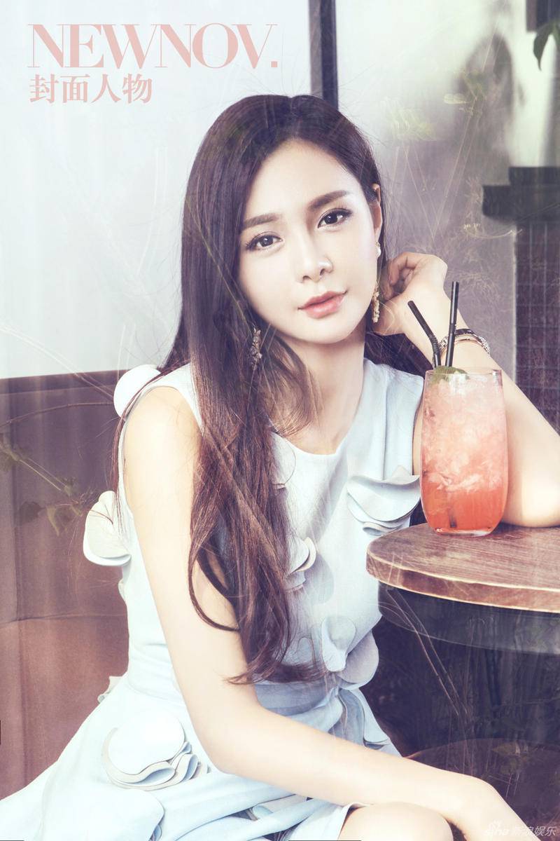 沈夢辰夏日寫真文藝范 小露香肩慵懶顯性感