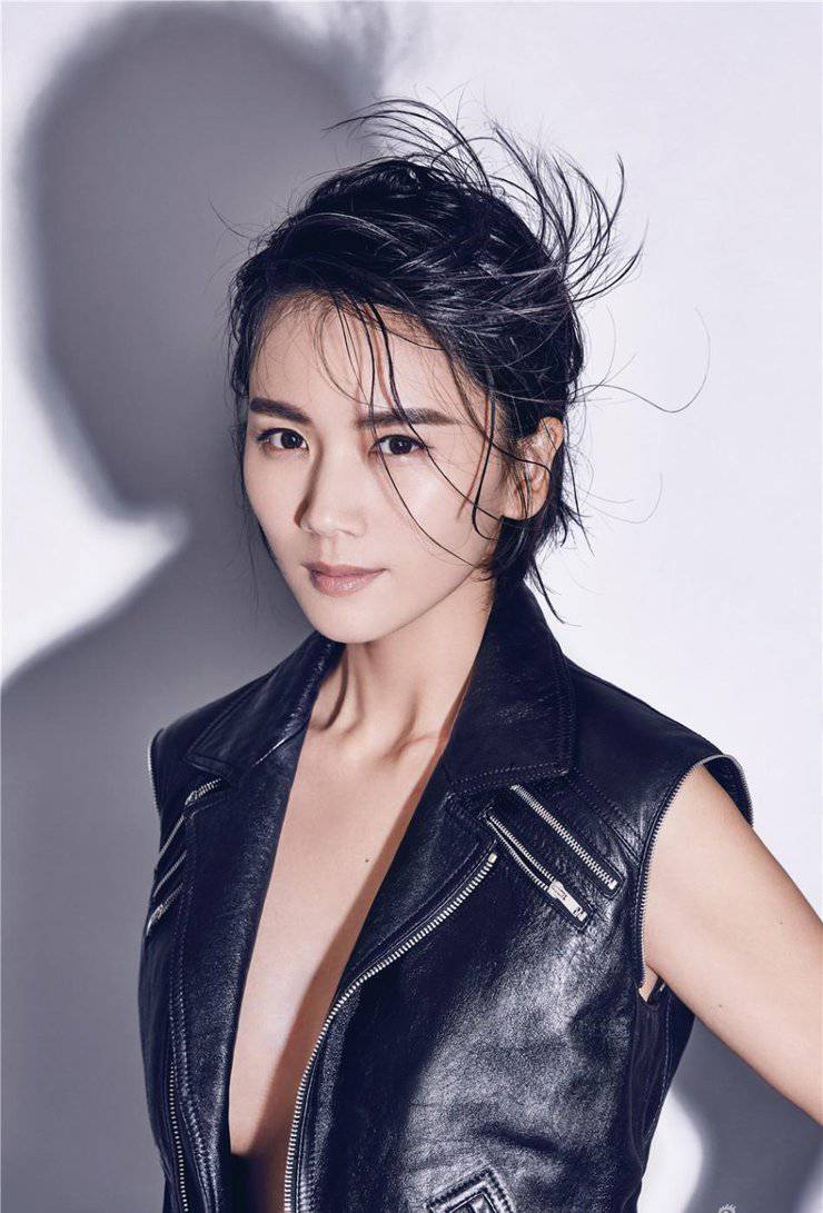 曹曦文黑西裝魅力寫真 真空出鏡性感十足