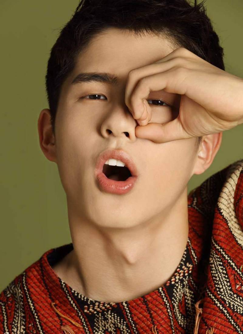 當(dāng)紅小生劉昊然時(shí)尚寫真變身扯線木偶