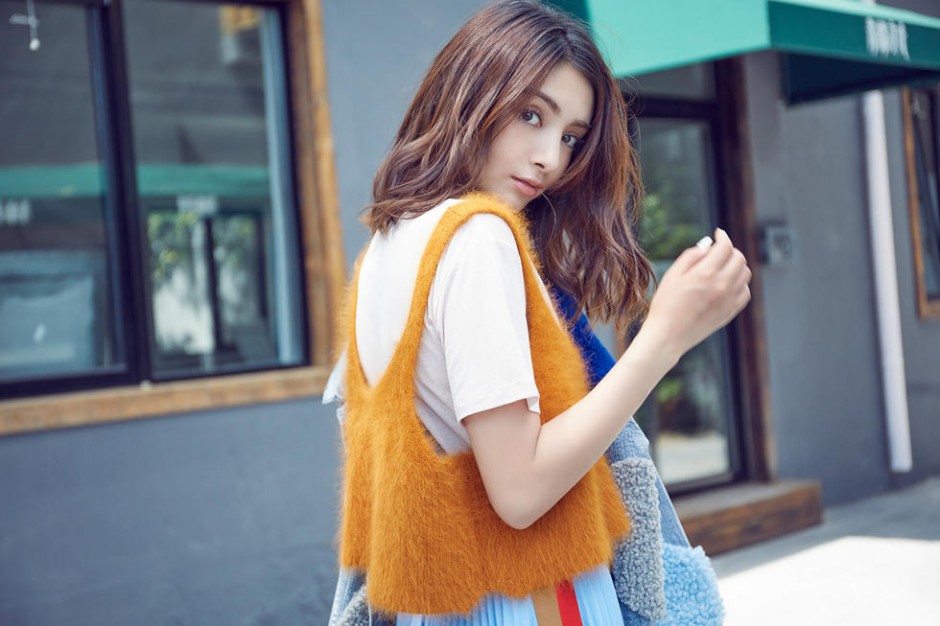 &ldquo;人魚公主&rdquo;麥迪娜時(shí)尚街拍 演繹冬日少女混搭