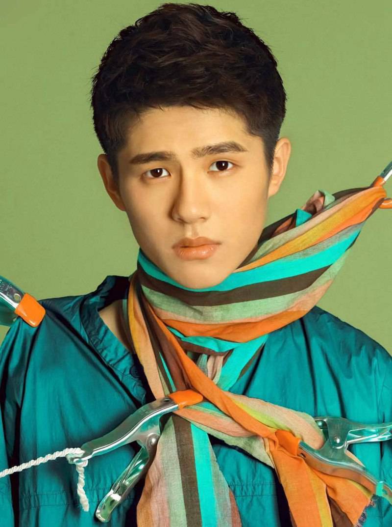 當(dāng)紅小生劉昊然時(shí)尚寫真變身扯線木偶