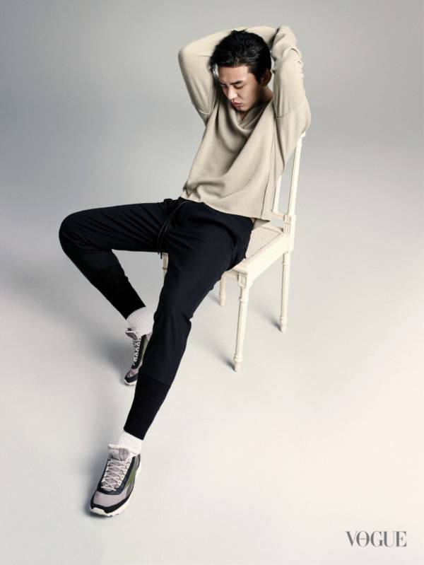 影帝劉亞仁痞氣笑容寫(xiě)真 目光深邃展型男魅力