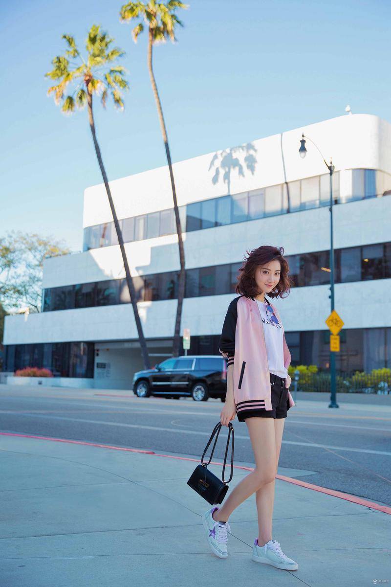 景甜時尚街拍隨心搭配 逆天大長腿搶鏡