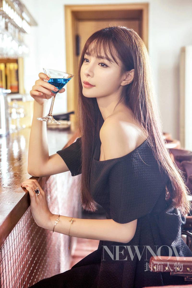 沈夢(mèng)辰夏日寫(xiě)真文藝范 小露香肩慵懶顯性感