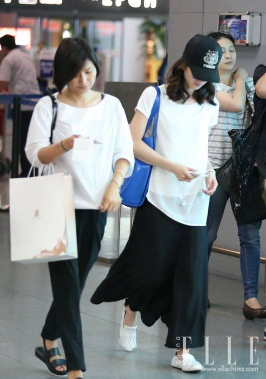 劉詩(shī)詩(shī)街拍生活照大曝光 私下搭配衣品超贊