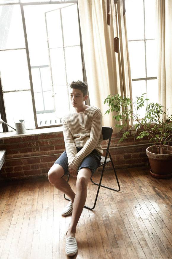 影帝劉亞仁痞氣笑容寫真 目光深邃展型男魅力