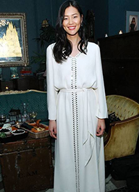 劉雯街拍實(shí)用搭配 教你夏季即防曬又美麗的制勝法寶！”