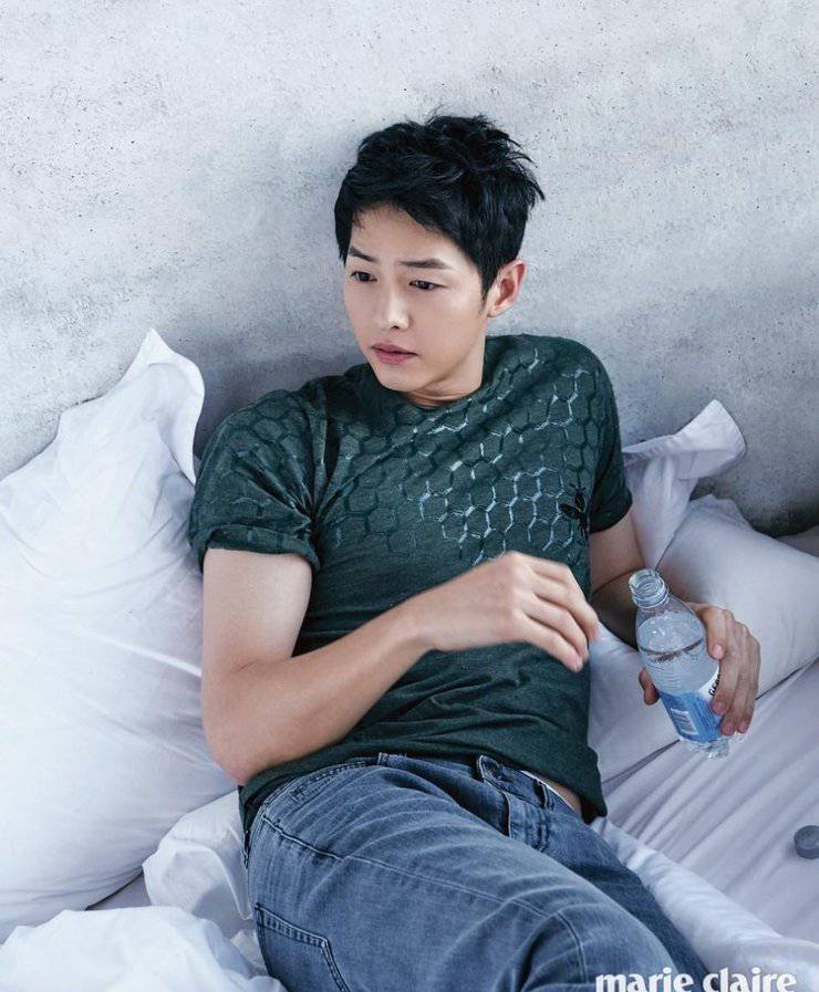 宋仲基最新寫(xiě)真照曝光 化身愛(ài)狗帥氣宅男