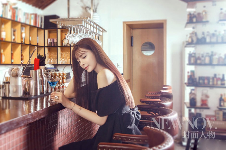 沈夢辰夏日寫真文藝范 小露香肩慵懶顯性感