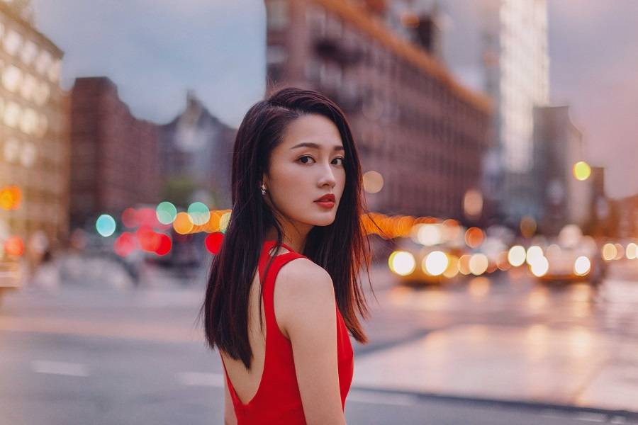 李沁街拍大片曝光 性感優(yōu)雅不失活潑清麗