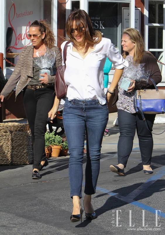 白襯衫配牛仔 叫醒初夏的清爽搭配！