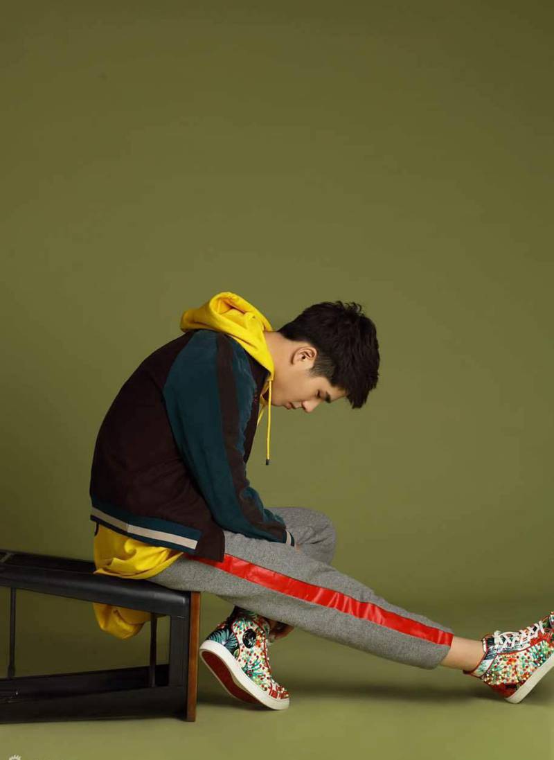 當(dāng)紅小生劉昊然時(shí)尚寫真變身扯線木偶