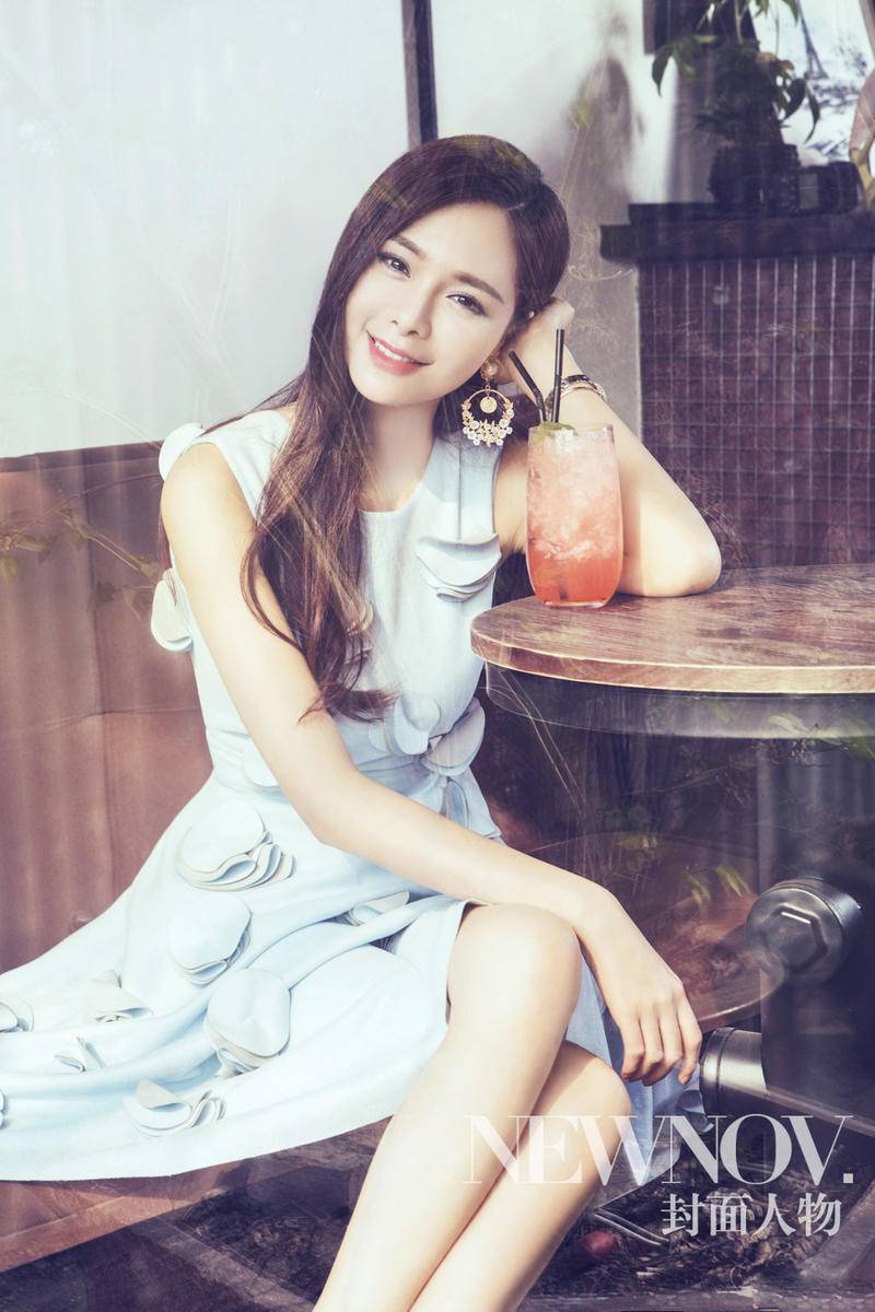 沈夢辰夏日寫真文藝范 小露香肩慵懶顯性感