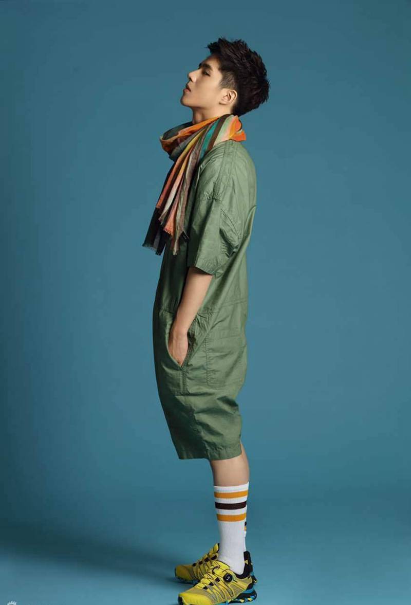 當(dāng)紅小生劉昊然時尚寫真變身扯線木偶