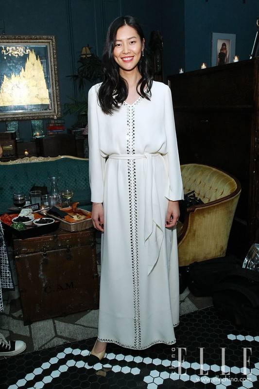 劉雯街拍實(shí)用搭配 教你夏季即防曬又美麗的制勝法寶！