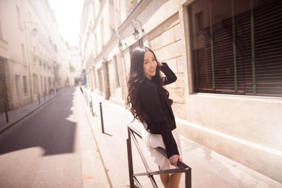 婁藝瀟街拍Look簡單隨性 撩發(fā)微笑燦爛迷人