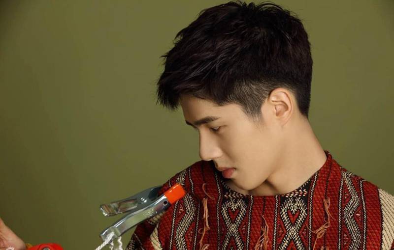 當(dāng)紅小生劉昊然時(shí)尚寫真變身扯線木偶