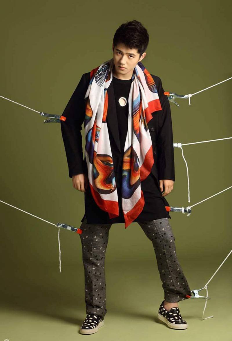 當(dāng)紅小生劉昊然時(shí)尚寫(xiě)真變身扯線(xiàn)木偶