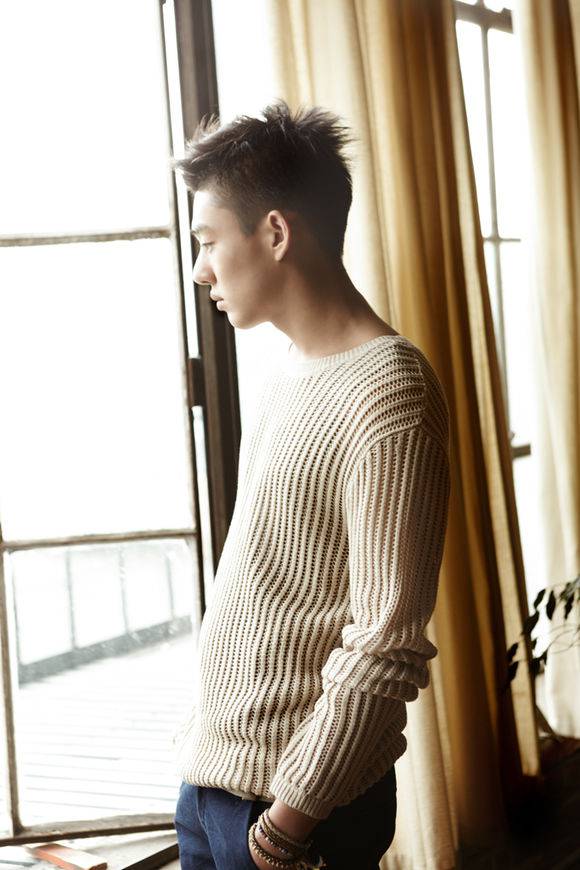 影帝劉亞仁痞氣笑容寫真 目光深邃展型男魅力