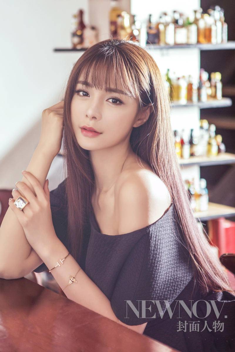 沈夢辰夏日寫真文藝范 小露香肩慵懶顯性感