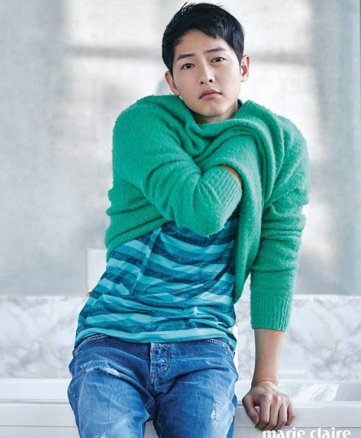 宋仲基最新寫真照曝光 化身愛狗帥氣宅男