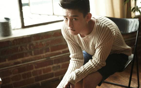 影帝劉亞仁痞氣笑容寫真 目光深邃展型男魅力