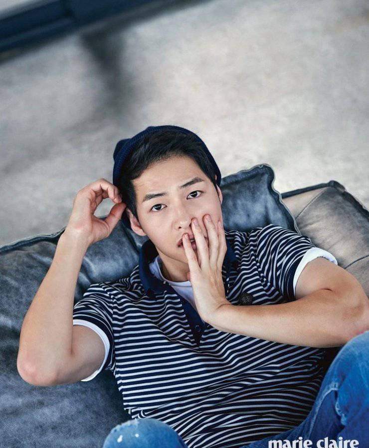 宋仲基最新寫真照曝光 化身愛狗帥氣宅男