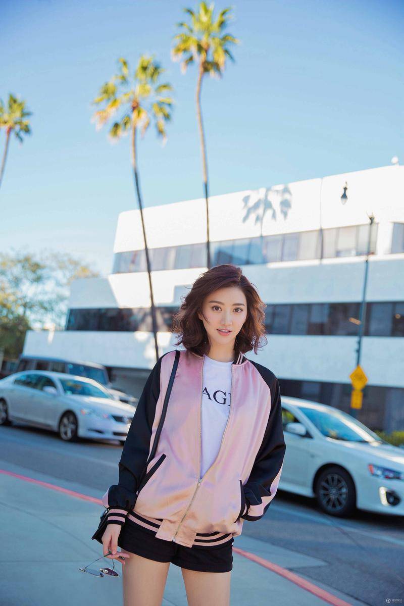 景甜時尚街拍隨心搭配 逆天大長腿搶鏡