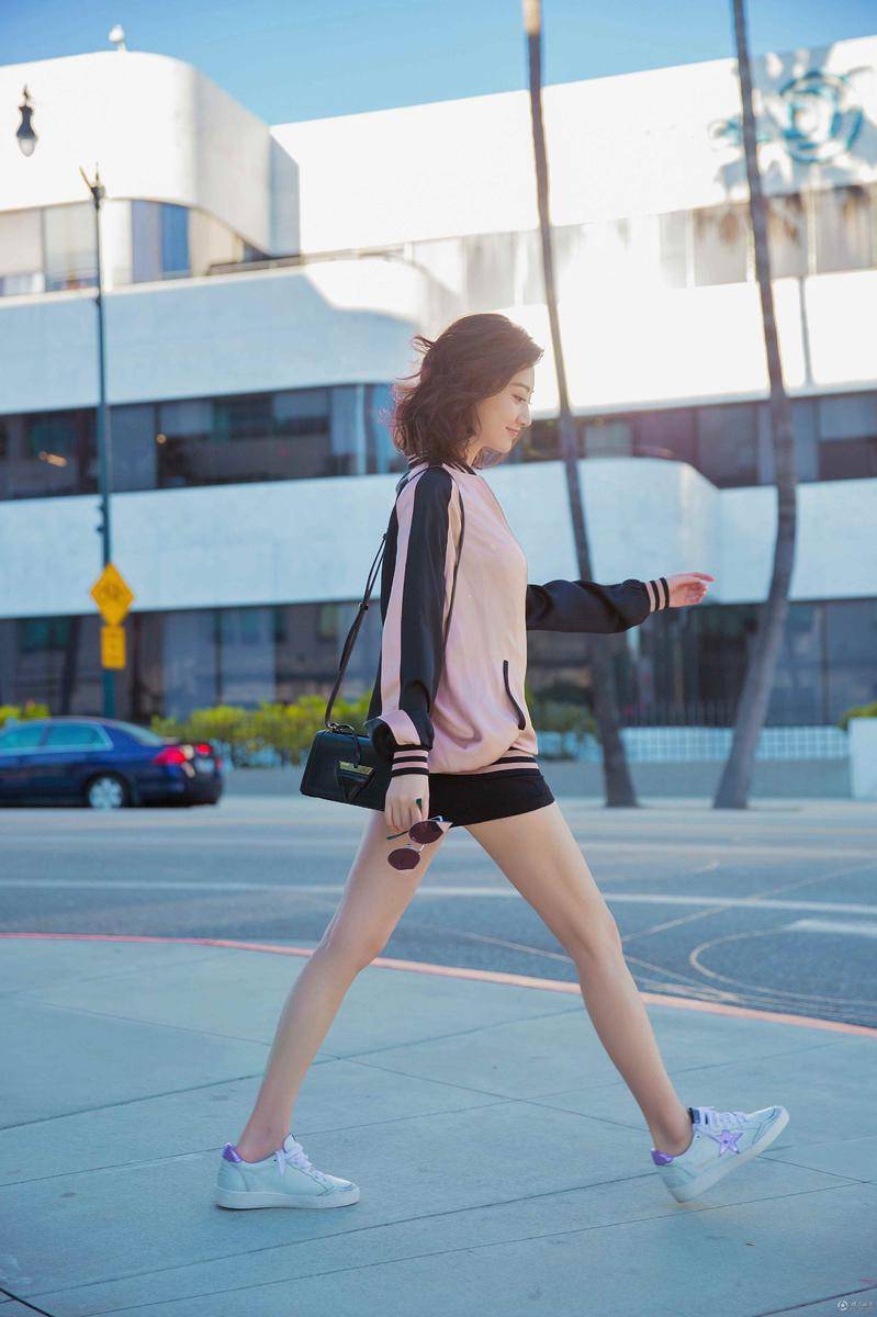 景甜時(shí)尚街拍隨心搭配 逆天大長(zhǎng)腿搶鏡