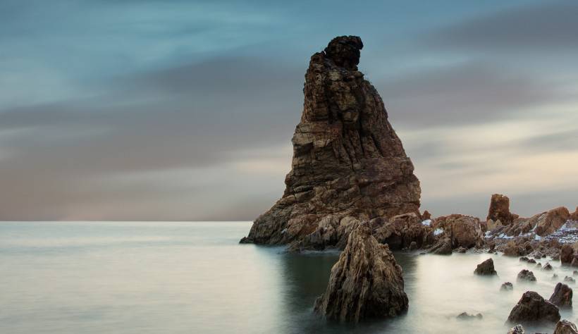 海邊礁石風(fēng)景圖片