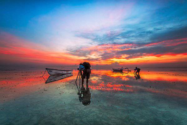 夕陽下海灘小船唯美風(fēng)景圖片