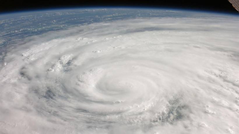 大自然龍卷風桌面壁紙